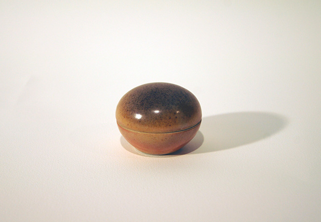 Lidded round box (brown) Pigott