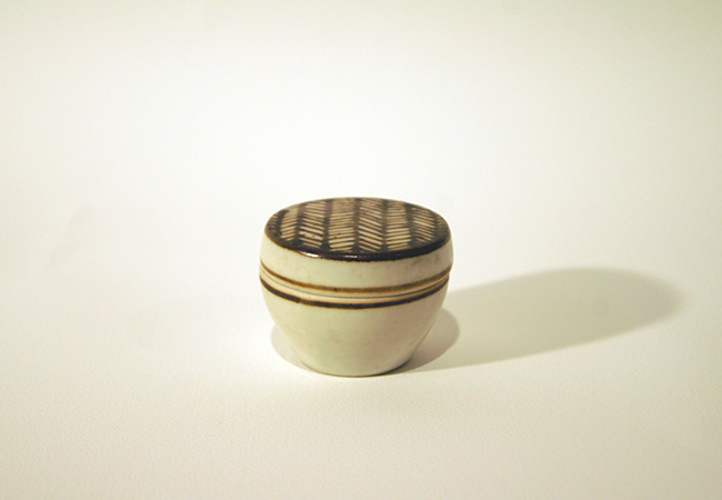 Lidded round box (ashed brown) by Gwyn Hanssen Pigott at Olsen Gallery